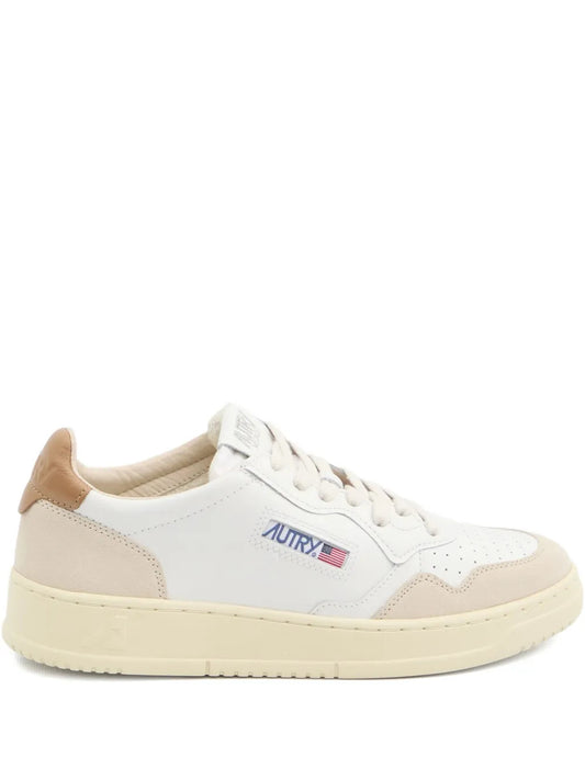 Sneakers traforate in pelle scamosciata
