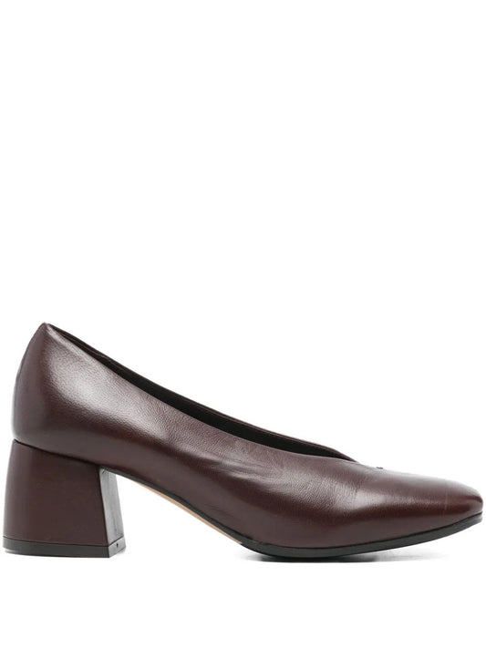 brown
 square toe
 low block heel
 V-shaped design
 slip-on style