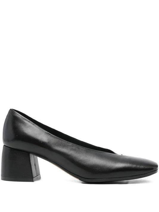 black
 square toe
 block heel
 V-shaped vamp
 slip-on style